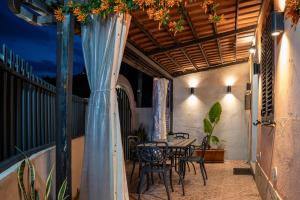 a patio with a table and chairs on a balcony at B&B Med - Finestra sul Mare in Contrada Mastrissa