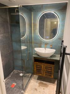 a bathroom with a sink and a mirror at Peaceful Fields in Lancaster