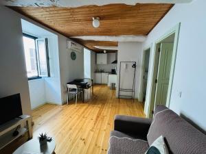 a living room with a couch and a wooden ceiling at Casa da Lurdinhas in Tabuaço