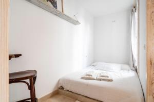 a small bedroom with a bed and a chair at Cornise in El Rompido