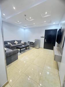 a living room with a couch and a table at عز الاصالة للشقق المخدومة تصنيف اقتصادي in Taif