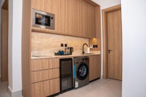 a laundry room with a washer and dryer at فندق ارجان بارك طويق 2 in Riyadh