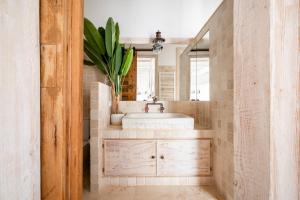 a bathroom with a sink and a mirror at Cornise in El Rompido