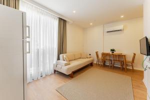 a living room with a couch and a table at VISTA SERENA Ermenek in Altınkum