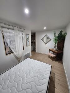 a living room with a large white rug on the floor at meze34 in Mèze