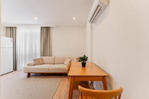 a living room with a couch and a table at VISTA SERENA Ermenek in Altınkum