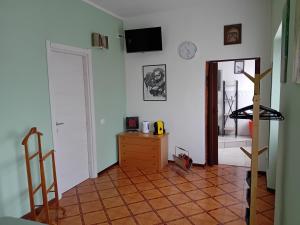a room with a hallway with a dresser and a mirror at Ca' melindetta in Recetto