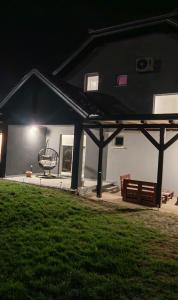 a night view of a building with a light at Apartmani Tea i Toni in Gradište