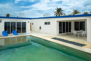 a house with a swimming pool and a patio at Casa Portofino in Chuburná