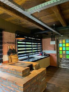 a kitchen with a sink and a counter top at Casa Sabia com charme rústico e belos jardins in Benedito Novo