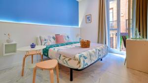a bedroom with a bed and a table and a window at Casa Vestali in Granada