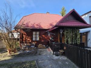 a small house with a red roof at DOMEK NAD WISŁĄ in Kazimierz Dolny