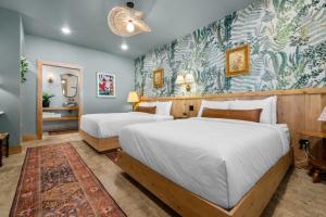 a bedroom with two beds and a wall mural at Sommer House Inn-Aloha Room in Jasper +24 photos