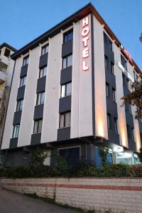 eine Darstellung des Hotels Cuomo in London in der Unterkunft Anı Park Hotel in Pendik + 16 Fotos