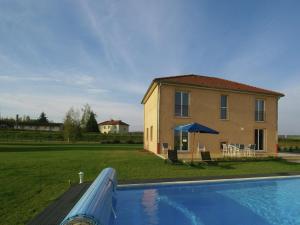 a house and a swimming pool in front of a house at Cosy vacation home near the sea in Verdun-sur-Meuse