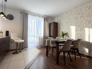 a dining room with a table and chairs at Gustowny apartament in Inowrocław