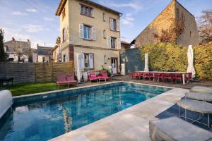 a house with a swimming pool in front of a building at Villa Avril Gîte Privé Luxe 15 pers- deux piscines intérieure, extérieure-sauna -proche Europapark in Sélestat