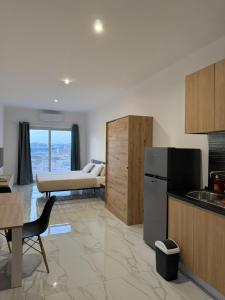 a kitchen and living room with a bed in a room at AQUÁRIO Apart Hotel in Sal Rei