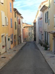 an empty street in an alley between buildings at The Nut House in La Garde-Freinet