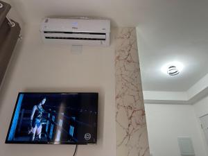 a flat screen tv hanging on a wall at Apartamento 1 dorm,com ar,frente faculdade in São Paulo