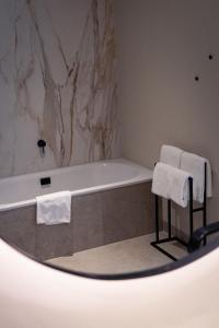 ein Badezimmer mit Badewanne und Waschbecken in der Unterkunft Van der Valk Hotel Kasteel Terworm in Heerlen + 50 Fotos