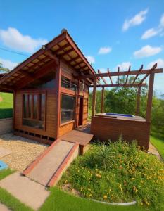 a small cabin with a roof on a yard at Chalé Manancial in Socorro