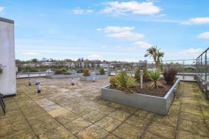 a patio with plants on top of a building at Central Hemel 2-Bed Flat with Secure Parking in Hemel Hempstead