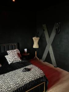 a bedroom with a bed and a large x on the wall at Lindomptable love room in Méricourt