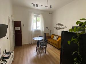 a living room with a table and a couch at AMA HOMe, appartamento in centro con terrazza in Ancona