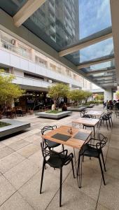 a courtyard with tables and chairs in a building at Metropolitan Mall in Goiânia