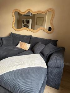 a living room with a couch and a mirror at Lindomptable love room in Méricourt +7 photos