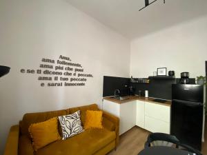 a living room with a couch and a kitchen at AMA HOMe, appartamento in centro con terrazza in Ancona