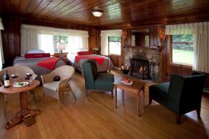 Posezení v ubytování Lake Crescent Lodge