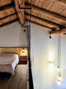 a bedroom with a bunk bed and wooden ceilings at ai Parlenti 25 - openspace in Tirano