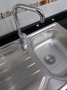 Un fregadero de cocina con grifo cromado en Moderne Appart Tlemcen, en Tlemcen 35 fotos más