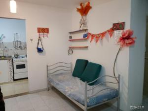 a room with a bed and a kitchen at Tu hogar en Concordia in Concordia
