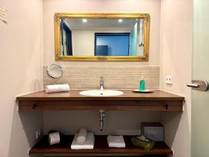 a bathroom with a sink and a mirror at Boutique Hotel Zuckerfabrik Stuttgart in Stuttgart
