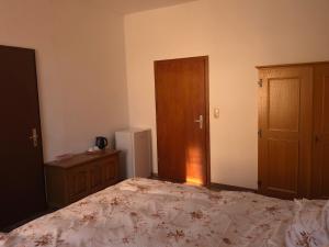 Giường trong phòng chung tại Ferienzimmer Tri Ky