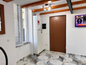 a hallway with a door in a room at Arius King in Satu Mare