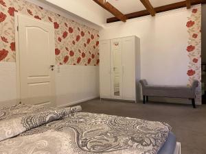 a bedroom with a bed and a chair at Ferienwohnung Am Museum in Dötlingen