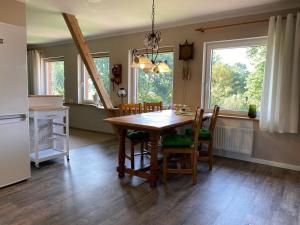 a kitchen and dining room with a table and chairs at Ferienwohnung Am Museum in Dötlingen
