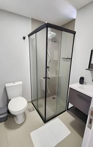 a bathroom with a toilet and a glass shower at Studio IX - Com Ar Condicionado - Jundiaí in Jundiaí