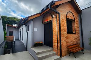 a brick building with a door and a bench at Studio IX - Com Ar Condicionado - Jundiaí in Jundiaí