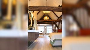 a bedroom with a bed and a kitchen in a room at Stay at Gouwzee in Monnickendam