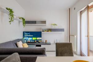 a living room with a couch and a tv at Perla del Salento in Brindisi
