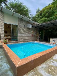 a large swimming pool with a wooden deck at Casitas del bosque in San Bernardino