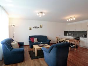 ein Wohnzimmer mit 2 blauen Stühlen und einem Tisch in der Unterkunft Holiday home in Medebach D near the ski area in Medebach