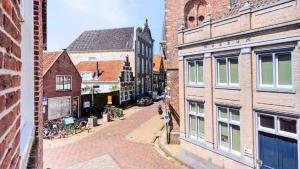 an empty street in a city with buildings at Stay at Gouwzee in Monnickendam