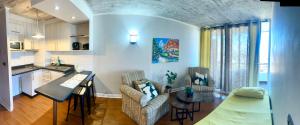 a kitchen and living room with a table and chairs at Apartamento Vista Buena in Talca
