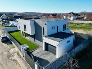 eine Luftaufnahme eines Hauses in der Unterkunft ASPECT House in Caransebeş
